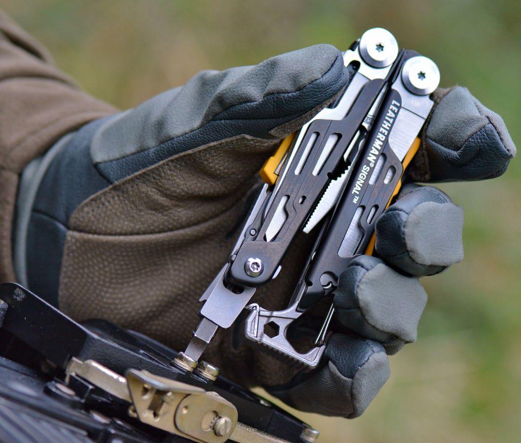 Использование мультитула Leatherman Signal для подтягивания винтов кронштейна оптического прицела